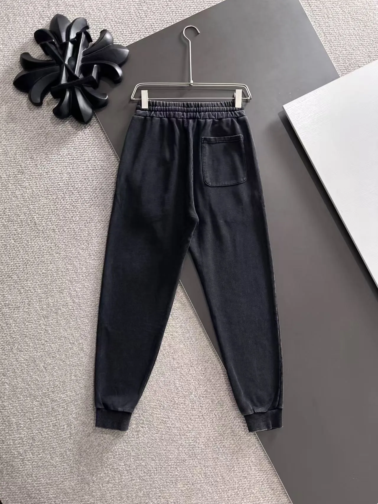 Next day shipment P360 Stone lsland/Stone Island Exclusively launches 25ss autumn and winter new high-quality trousers. Compare real-life details at will. Craftsmanship that ordinary small workshops cannot copy. Top-level ZP development. Unique imported fabric feel. Purely imported German machine production. Precision operation. Ten thousand needle density. A pair of trousers with rich details. You can see the development strength. A full set of new accessories are customized simultaneously. Simple yet elegant. Soft, delicate and comfortable. The upper body is versatile and fashionable. A perfect choice for autumn and winter. A must-have item. Loose fit. Please refer to the size chart when placing an order: S to XXL (or state your height and weight when placing an order)